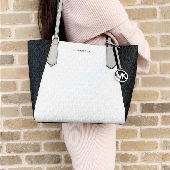 Gaby’sBags👜💕-NWT Michael Kors Tote ‼️SALE‼️‼️ - Picture 4 of 5